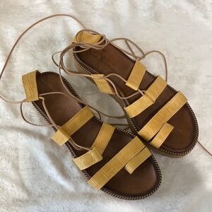 NWOT Commanchero Strappy Greek Sandals Size 39
